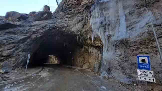 Erzincan Kemaliye’de tarihi taş yol buz tuttu